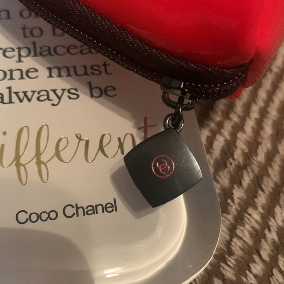 CHANEL COSMETIC/MAKEUP BAG MINI/SMALL. The perfect fit for your travel needs. - Picture 5 of 9